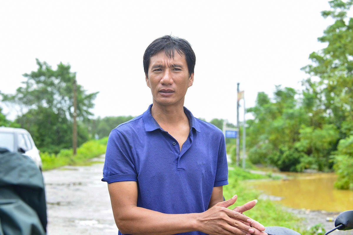 Anh Vũ Văn Quân (trú khu phố Ngọc Bồ, xã Kim Tân) cho biết: Đợt lũ này khiến gia đình bị ngập toàn bộ 1ha mía, 0,5 ha chuối và 0,5 ha lúa chưa thu hoạch, thiệt hại ước tính khoảng 100 triệu đồng. Ảnh: Đình Minh