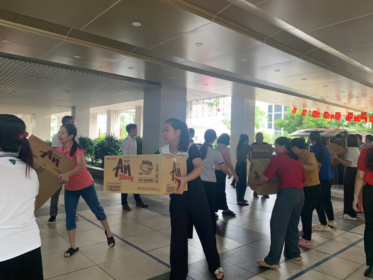 MTTQ Việt Nam tỉnh Cao Bằng tập kết, vận chuyển các nhu yếu phẩm đề hỗ trợ người dân vùng  bị ảnh hưởng bởi mưa lũ. Ảnh: Đ.S.