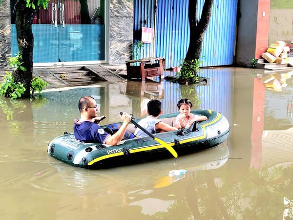 Đoạn bờ bao sông Cầu bị vỡ khiến nhiều khu vực thuộc phường Phan Đình Phùng bị ngập, người dân chỉ có thể di chuyển bằng xuồng. Ảnh: TN.