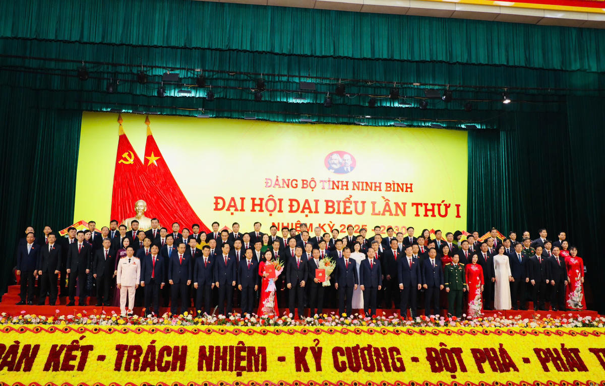 Các thành viên trong Ban Chấp hành Đảng bộ tỉnh Ninh Bình nhiệm kỳ 2025-2030 ra mắt tại đại hội. Ảnh: Phan Hiếu