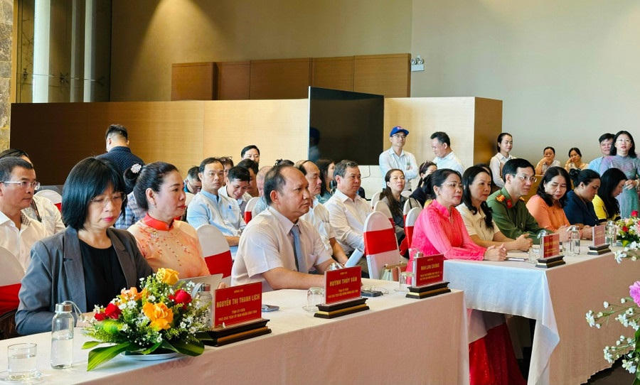 Các đại biểu tham dự khai trương Trung tâm báo chí. Ảnh: Chí Đại.