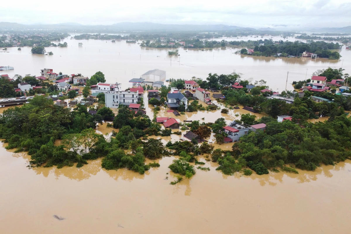 Đến trưa 1/10, vẫn còn 24/38 thôn có khu dân cư ở xã Kim Tân bị ngập sâu, chia cắt bởi lũ. Ảnh: Đình Minh