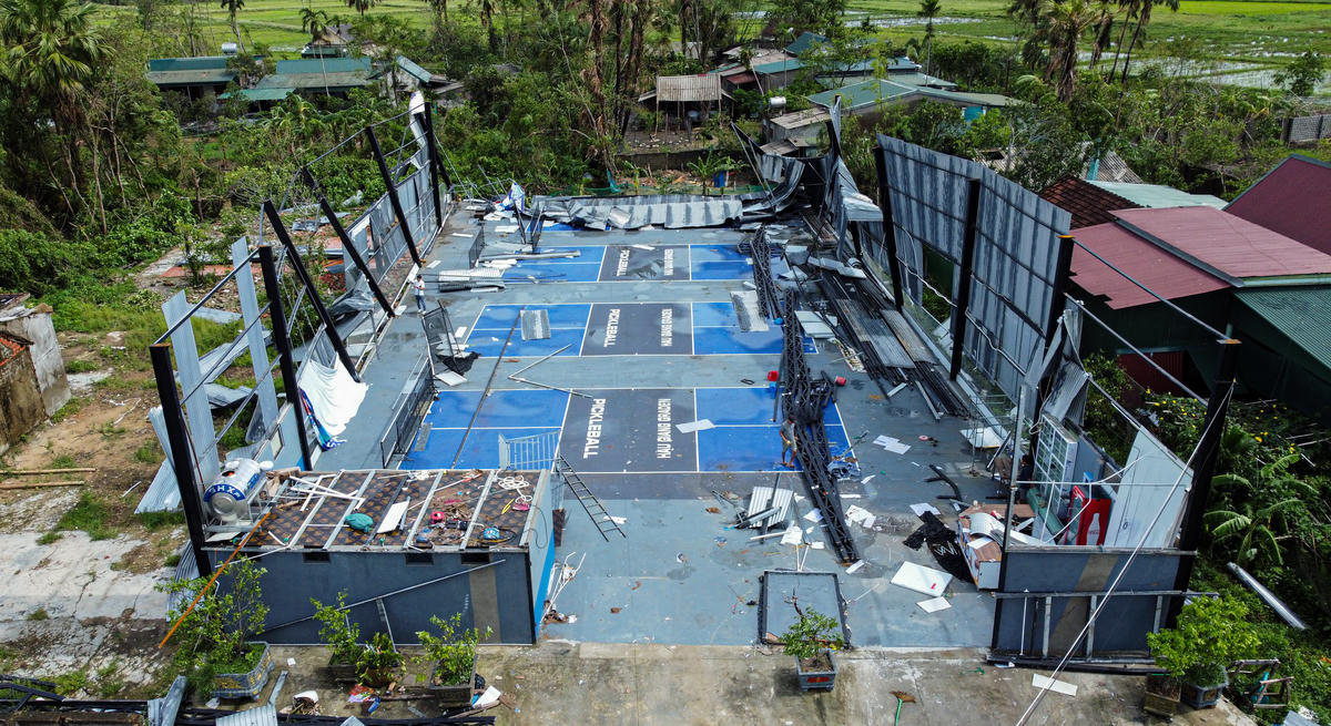 Tương tự, cụm sân Hậu Giang (đường Lê Hầu Tạo, phường Thành Sen) vừa khắc phục dở dang phần hàng rào sau bão số 5 thì nay lại tiếp tục tan hoang dưới sức tàn phá của bão số 10. Ảnh: Cẩm Kỳ