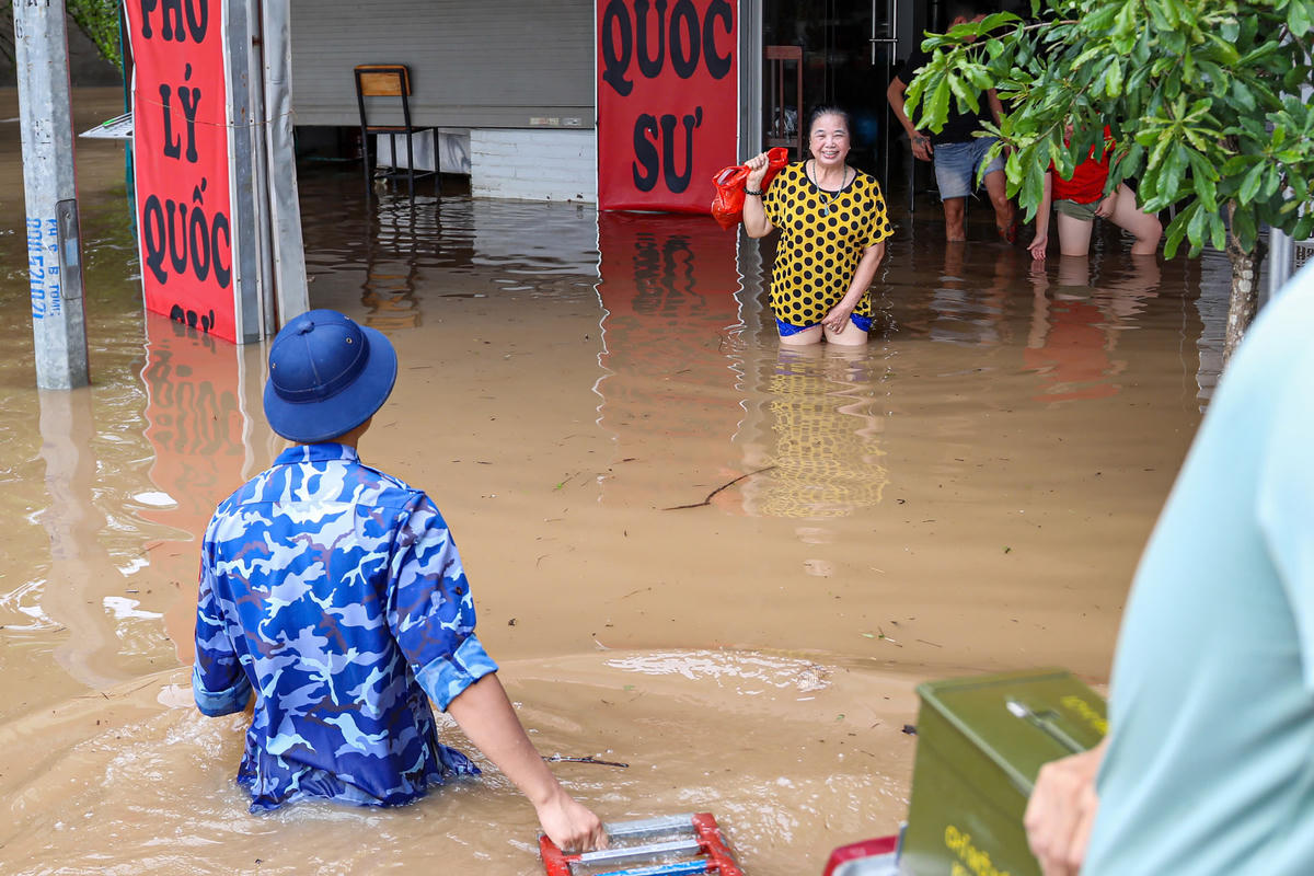 Nước ngập sâu gần 1m, việc di chuyển của người dân vô cùng khó khăn.