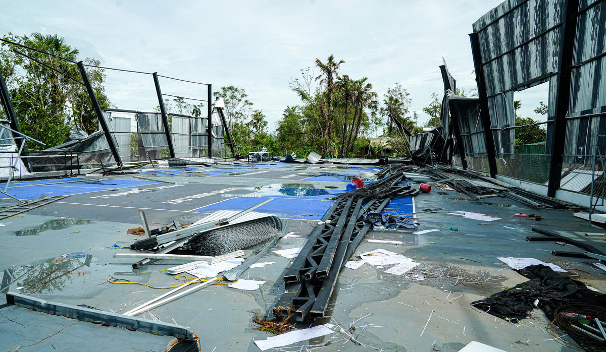 Sân Hậu Giang ngổn ngang, mái che bằng tôn phủ kín mặt sân, không thể hoạt động. Ảnh: Cẩm Kỳ