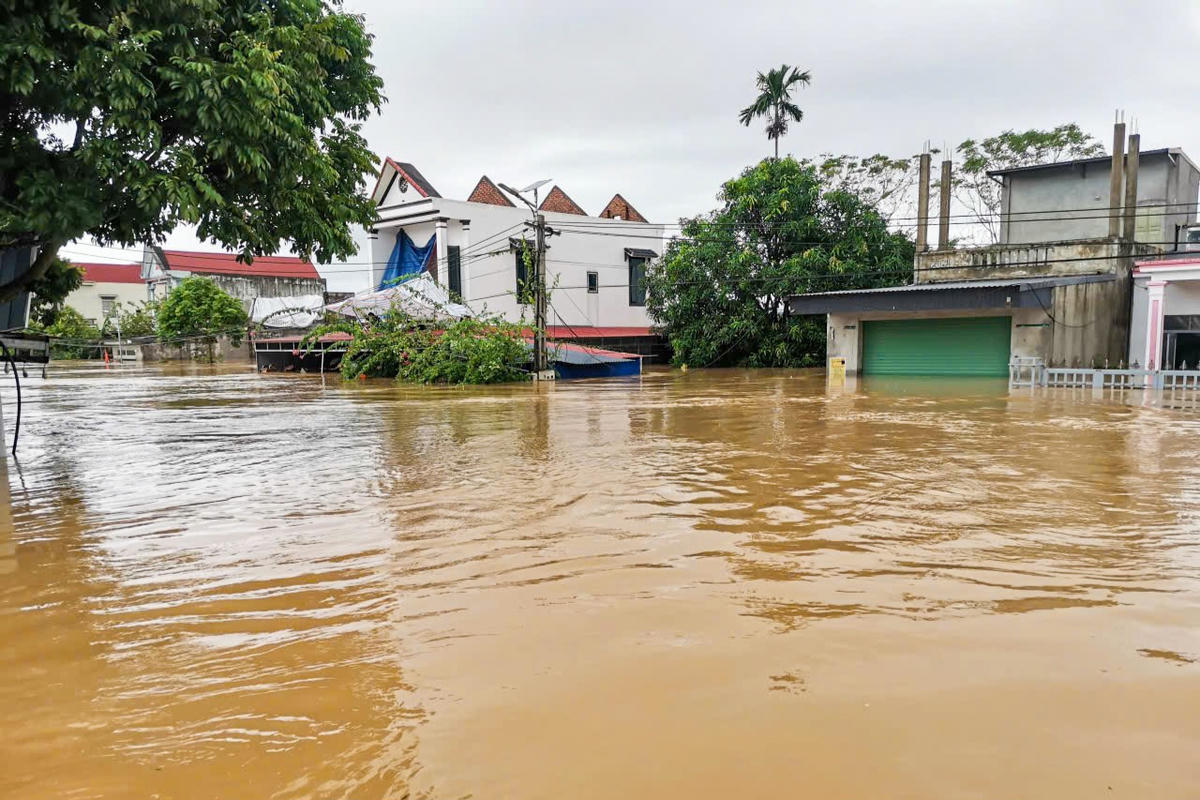 Anh Nguyễn Văn Thuận, trú thôn Vọng Thủy cho biết: Từ tối 30/9, sau khi nhận được thông báo khẩn từ UBND xã, gia đình anh đã sẵn sàng phương án để di dời. Cho đến chiều 1/10, anh Thuận cho biết cả gia đình vẫn an toàn. Ảnh: Đình Minh