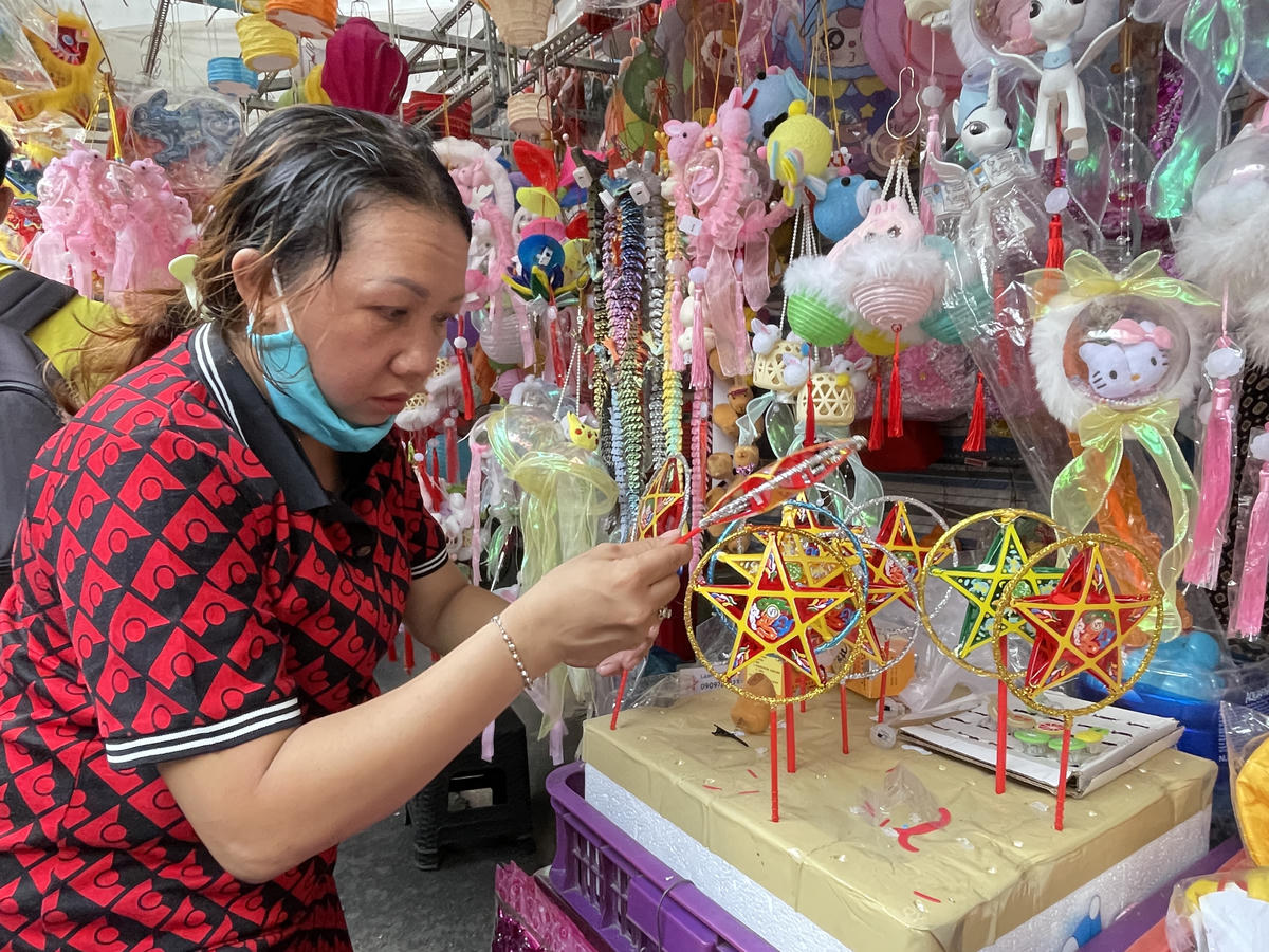 Nhiều chủ tiệm bán đèn cho biết khách có thể ngắm nhìn, chụp hình thoải mái dù không mua hàng. Ảnh: Đ.X.