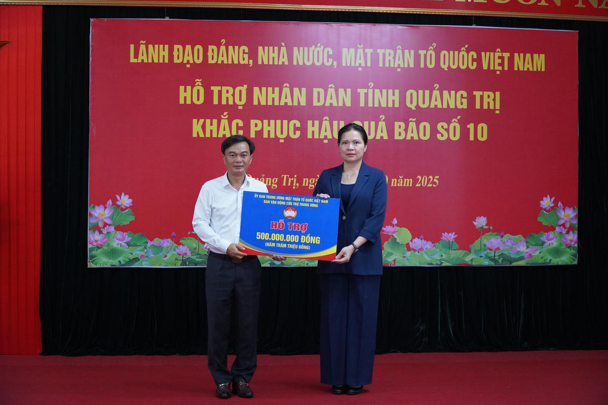 Bà Hà Thị Nga, Ủy viên Trung ương Đảng, Phó Chủ tịch UBTƯ MTTQ Việt
Nam trao 500 triệu đồng ủng hộ nhân dân tỉnh Quảng Trị. Ảnh: X.T.