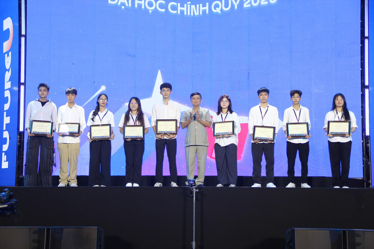 Trường Đại học Thăng Long vinh danh 10 sinh viên xuất sắc nhất.