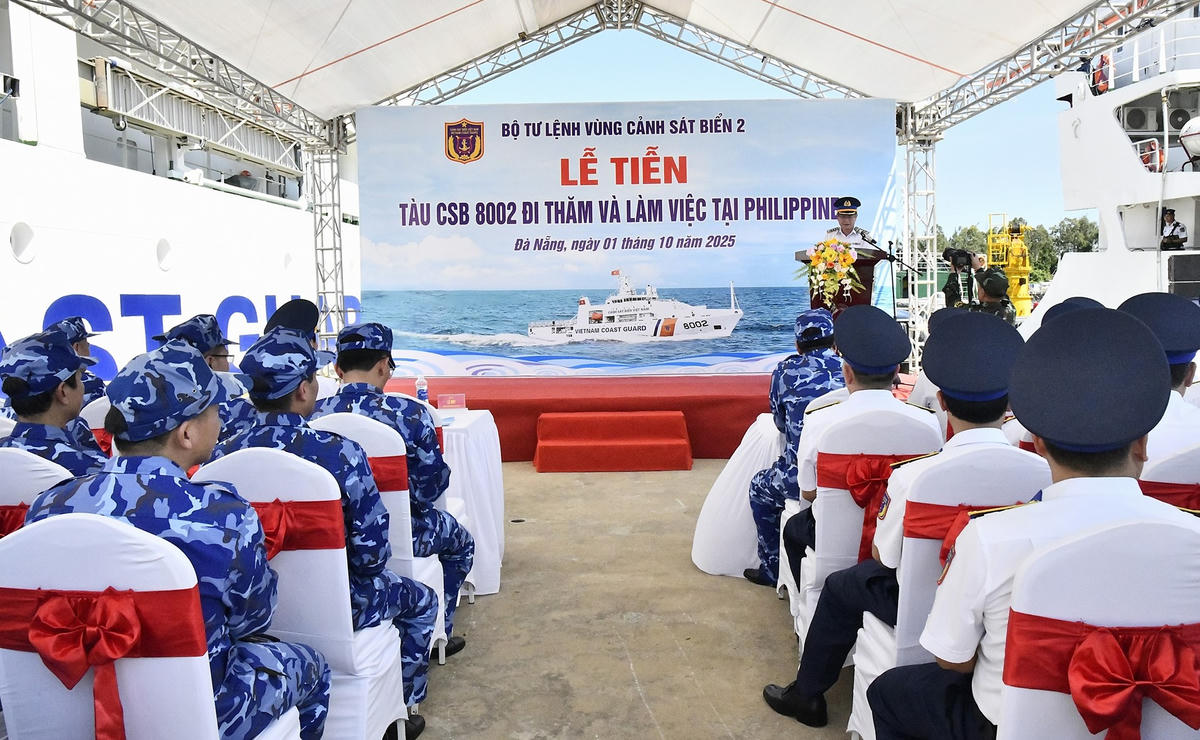 Quang cảnh lễ tiễn Tàu CSB 8002 đi thăm, làm việc tại Philippines. Ảnh: CV.