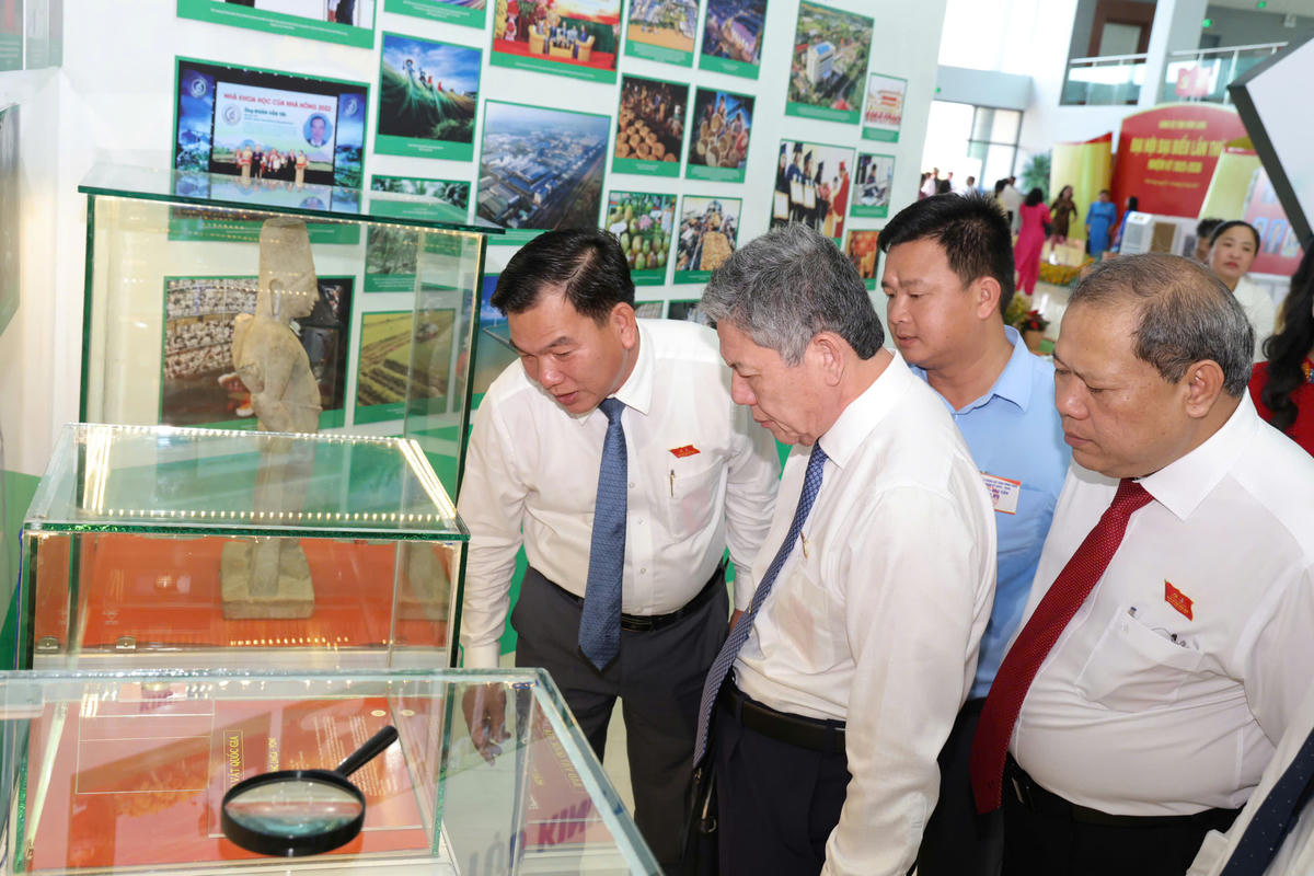 Các đại biểu tham quan các gian hàng trưng bày tại Đại hội. Ảnh Trung Kiên.     