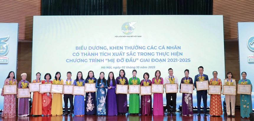 Bà Nguyễn Thị Thu Hiền, Phó Chủ tịch Hội Liên hiệp Phụ nữ Việt Nam và bà Nông Thị Hà - Thứ trưởng Bộ Dân tộc - Tôn giáo  trao Bằng khen cho các cá nhân tiêu biểu trong triển khai, thực hiện Chương trình "Mẹ đỡ đầu". Ảnh: Minh Trang