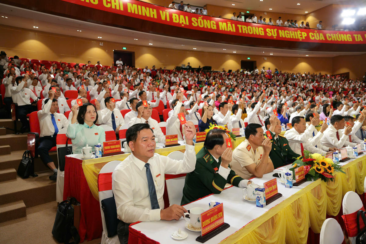 Các Đại biểu, biểu quyết các thành viên Đoàn Chủ tịch Đại hội. Ảnh Trung Kiên. 