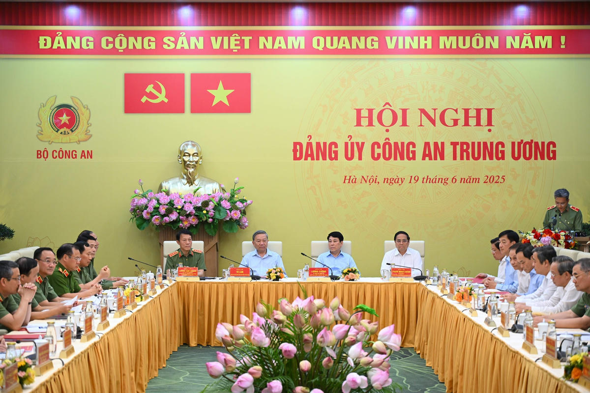 Ngày 19/6, tại Hà Nội, Đảng ủy Công an Trung ương tổ chức Hội nghị Đảng ủy Công an Trung ương nhằm đánh giá kết quả công tác 6 tháng đầu năm 2025; đề ra phương hướng trọng tâm 6 tháng cuối năm 2025 và cho ý kiến vào các nội dung theo thẩm quyền.