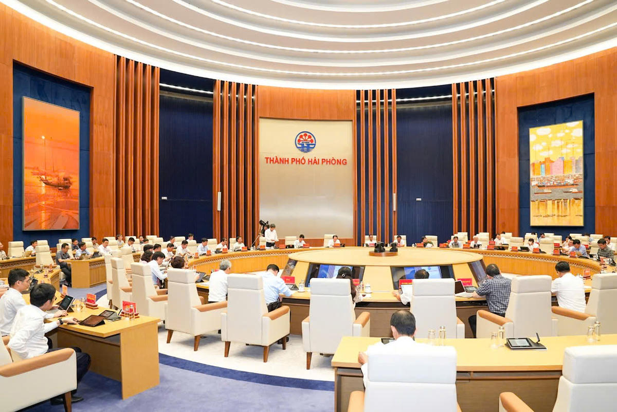  UBND TP Hải Phòng tổ chức hội nghị trực tuyến với 114 xã, phường, đặc khu nghe báo cáo đánh giá công tác vận hành mô hình chính quyền địa phương 2 cấp. Ảnh: ĐT.