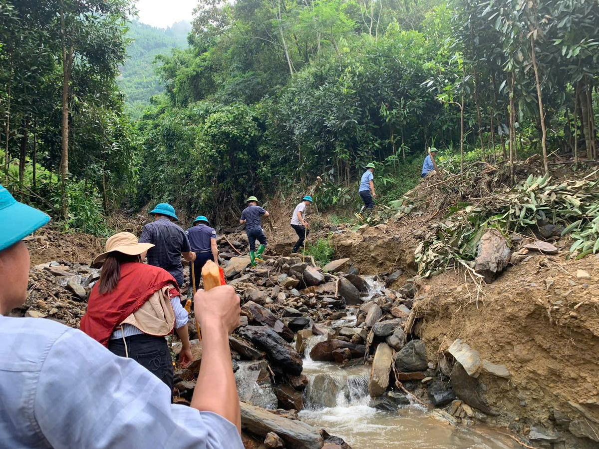 Đoàn công tác MTTQ Việt Nam xã Mỏ Vàng (tỉnh Lào Cai) vượt núi, điểm sạt lở tiếp cận các hộ dân bị cô lập. Ảnh: Ngô Hùng           