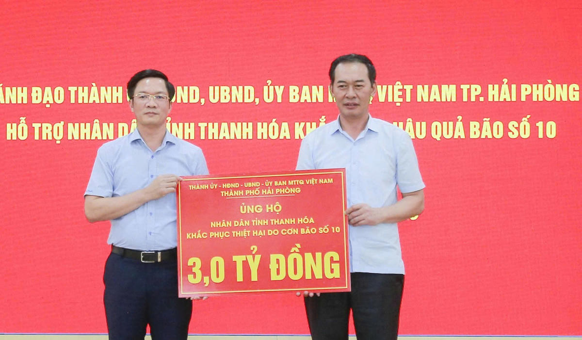 Ông Phạm Văn Lập, Phó Bí thư Thành ủy, Chủ tịch Ủy ban MTTQ Việt Nam TP Hải Phòng trao kinh phí 3 tỷ đồng hỗ trợ nhân dân tỉnh Thanh Hoá khắc phục thiệt hại sau bão. Ảnh: CTV. 