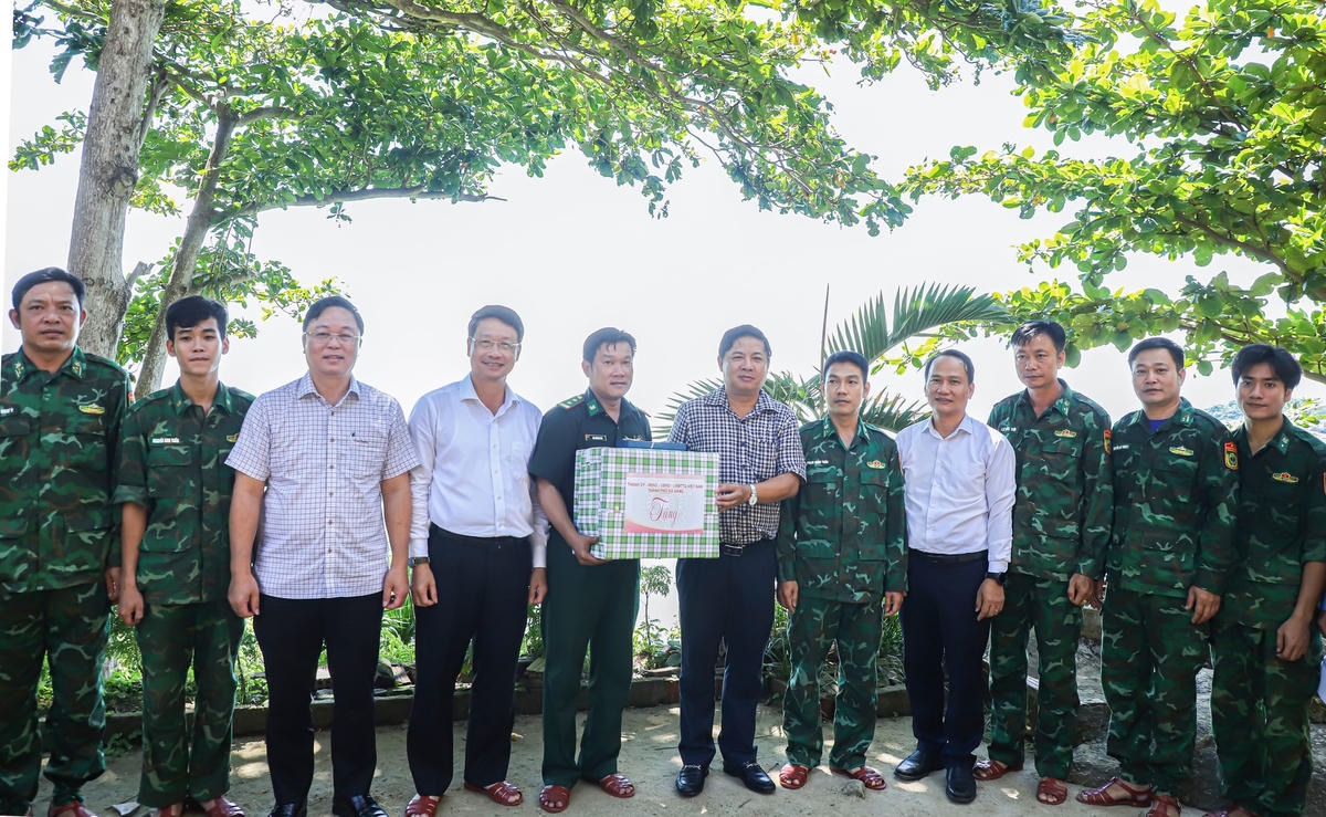 Bí thư Thành ủy Đà Nẵng Lương Nguyễn Minh Triết tặng quà cho cán bộ, chiến sĩ Trạm Kiểm soát Biên phòng Hòn Sơn Chà. Ảnh: CV.