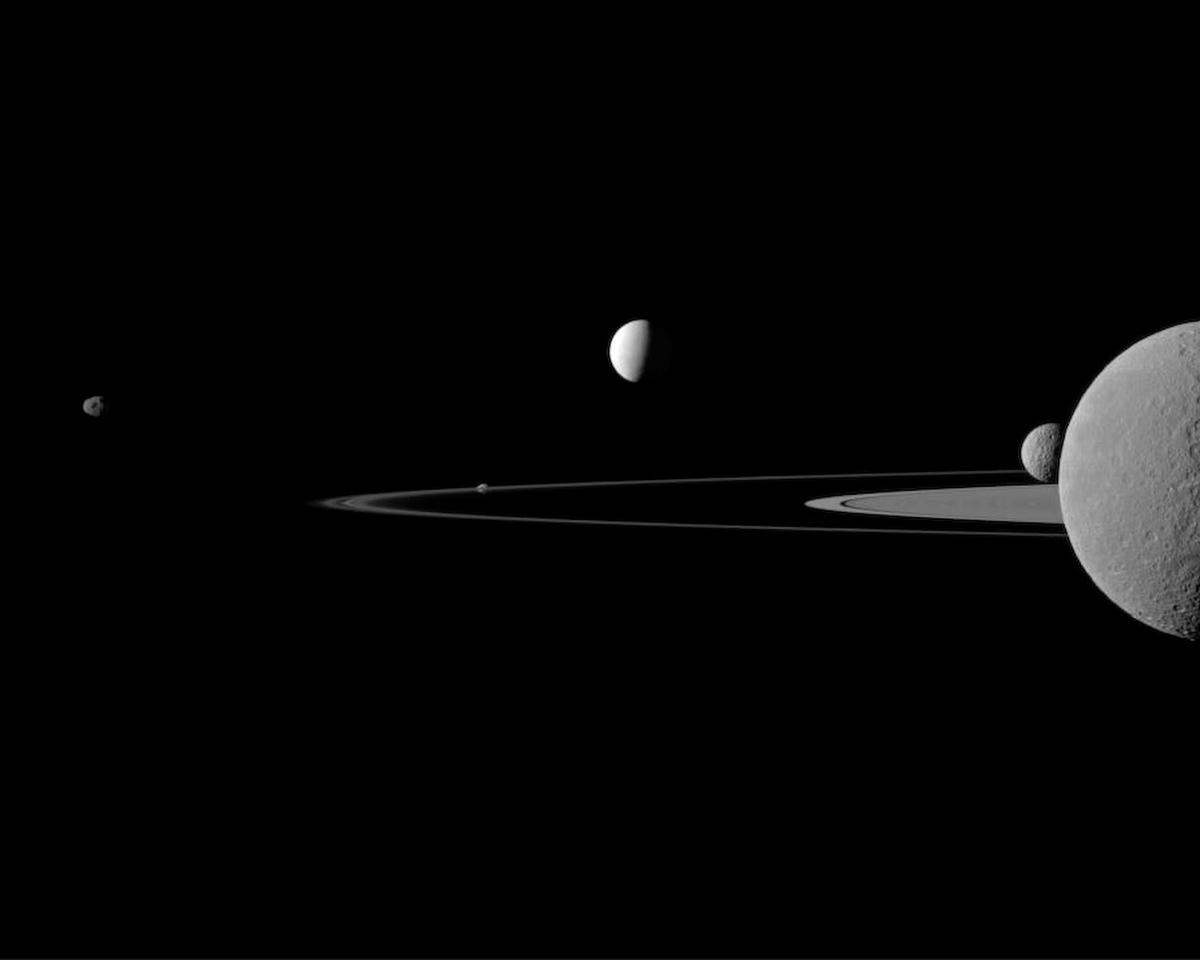 Hình ảnh từ sứ mệnh Cassini cho thấy các vệ tinh của Sao Thổ, bao gồm Enceladus (thứ hai từ bên phải), quay quanh hành tinh này. Nguồn: NASA.