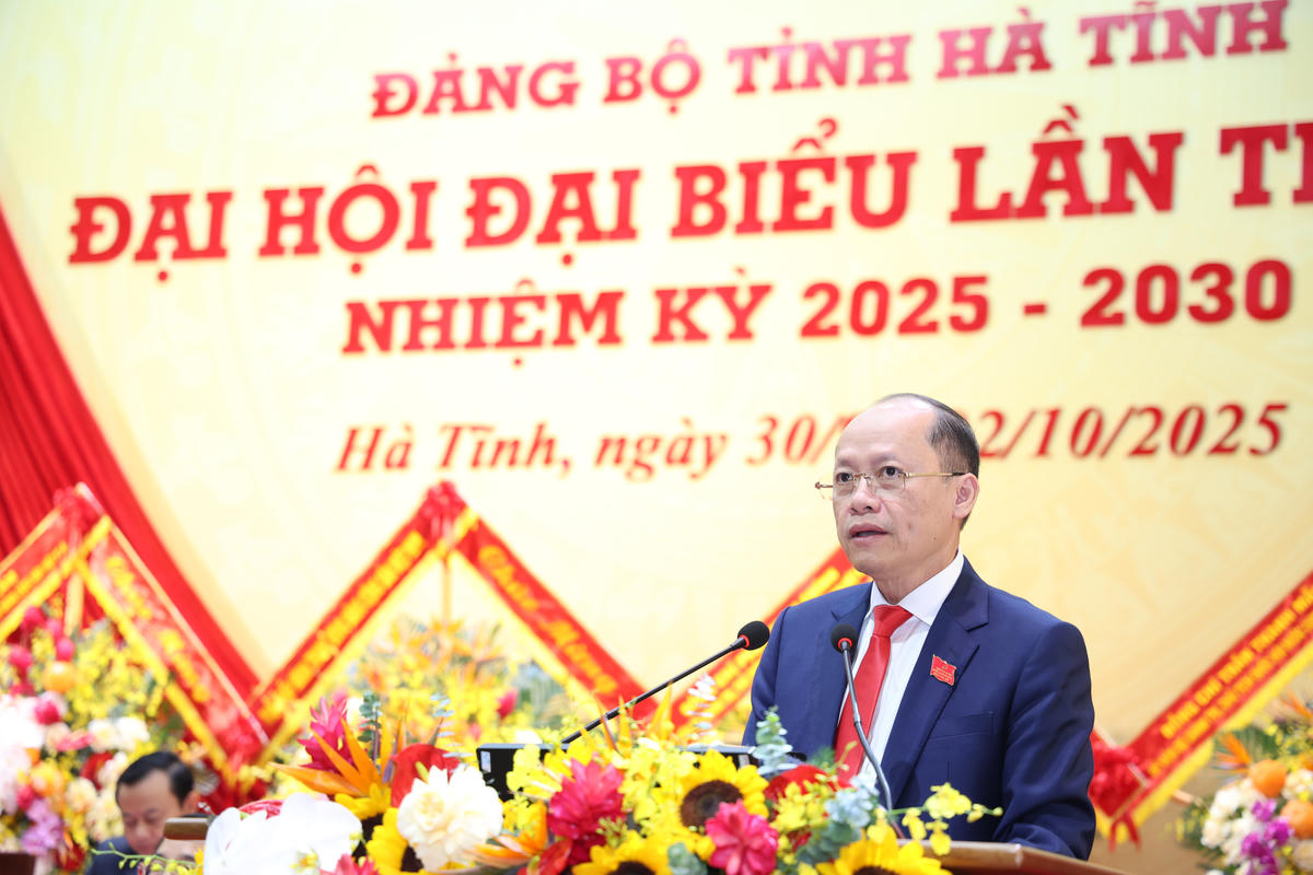 Phó Bí thư Tỉnh ủy Hà Tĩnh Nguyễn Hồng Lĩnh phát động ủng hộ đồng bào bị thiệt hại do bão số 10. Ảnh: HN.