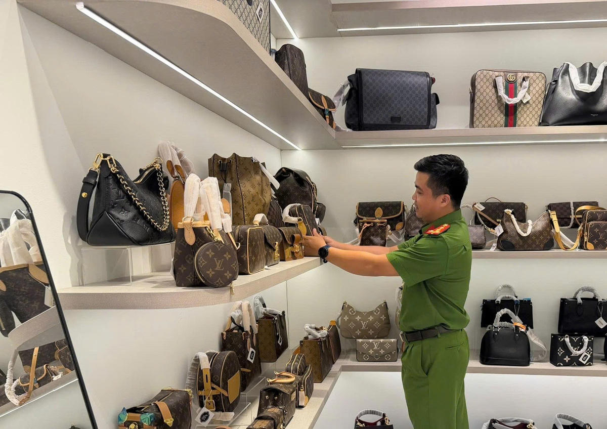 Đà Nẵng: Cảnh sát kinh tế truy quét hàng hiệu giả mạo quanh khu chợ Hàn