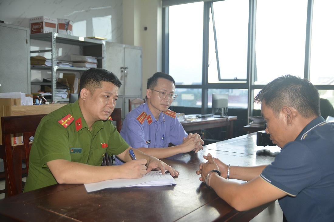 Cơ quan chức năng lấy lời khai đối tượng Phan Thành Minh. Ảnh: Công an tỉnh Nghệ An