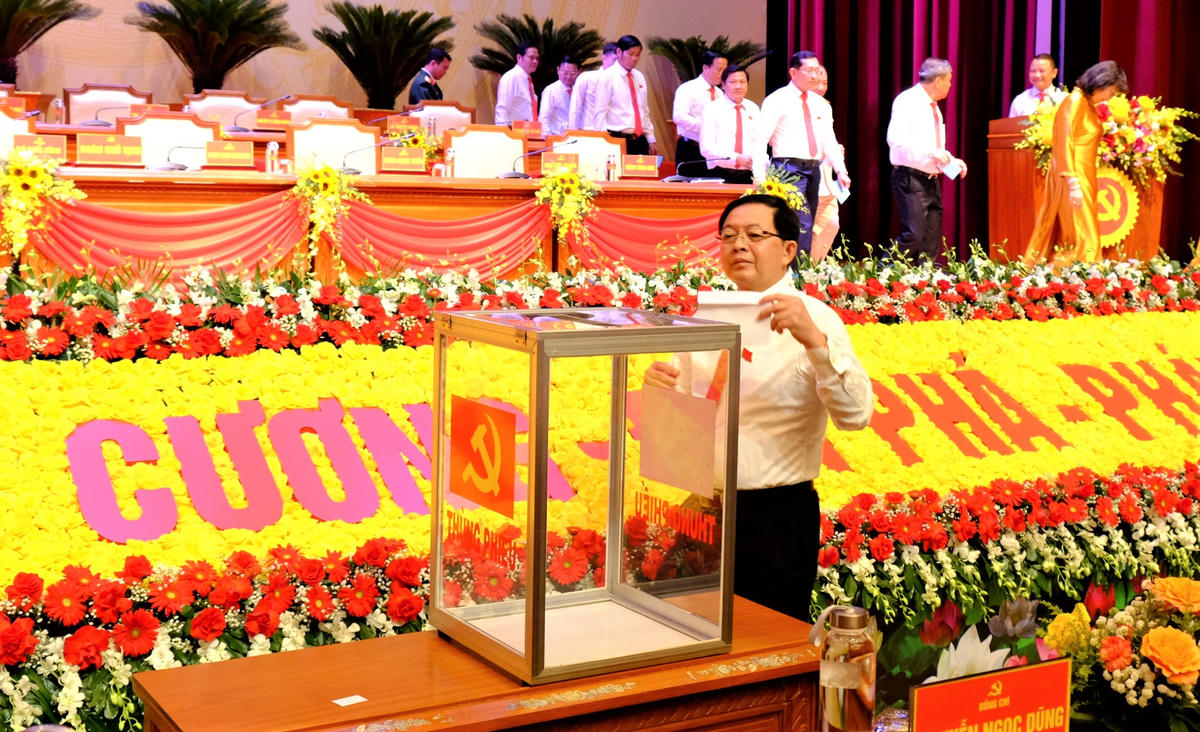 Bí thư Tỉnh ủy Gia Lai Hồ Quốc Dũng quyên góp ủng hộ đồng bào bị thiệt hại
do cơn bão số 10 gây ra. Ảnh: Chí Đại.