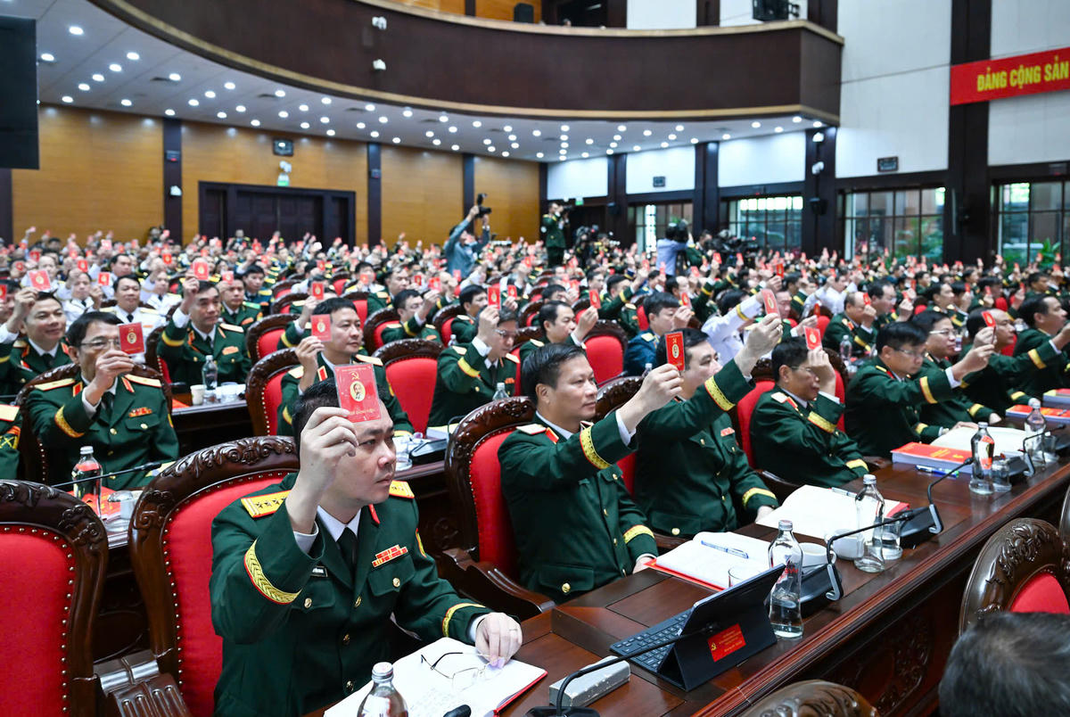 Biểu quyết thông qua Nghị quyết Đại hội. Ảnh: Duy Linh.