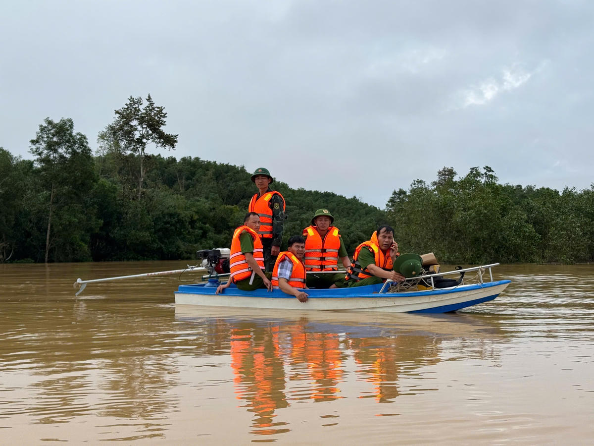 Do ảnh hưởng của hoàn lưu bão số 10, trên địa bàn các xã Anh Sơn, Tân An, Yên Xuân, phường Thái Hòa (tỉnh Nghệ An) những ngày qua xuất hiện mưa lớn kéo dài, nhiều thôn, xóm bị ngập sâu, đời sống bà con gặp nhiều khó khăn, thiếu thốn lương thực, nước uống và các nhu yếu phẩm thiết yếu. Ảnh: CACC
