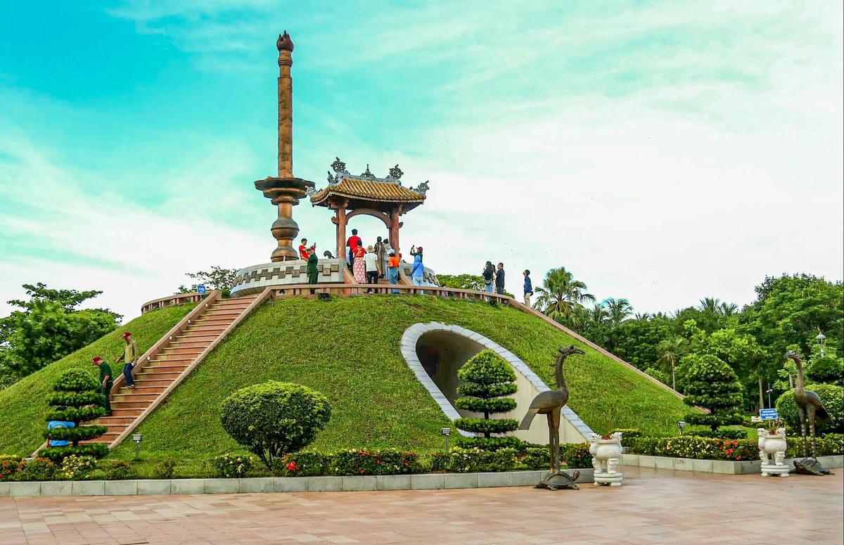 Đài tưởng niệm ở trung tâm Thành cổ Quảng Trị. Ảnh: Cẩm Kỳ