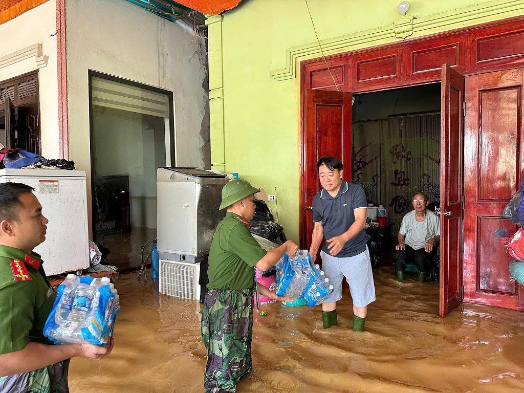 Nhiều gia đình già yếu, neo đơn, người bệnh, trẻ nhỏ được lực lượng Công an đặc biệt quan tâm, hỗ trợ chu đáo. Ảnh: CACC
