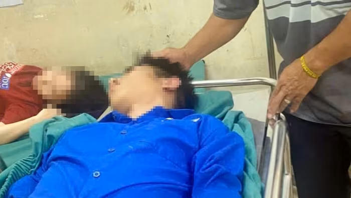 Em M.B.N bị gãy sống mũi, phải nhập viện. Ảnh: CTV. 