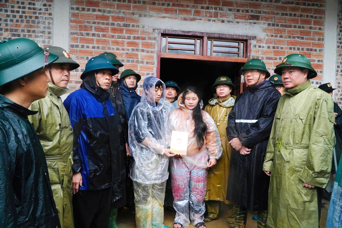 Phó Chủ tịch Thường trực Ủy ban MTTQ Việt Nam tỉnh Tuyên Quang Hà Trung Kiên thăm hỏi và trao 20 triệu đồng hỗ trợ gia đình nạn nhân Vàng Chá Sò. Ảnh: Đ.S