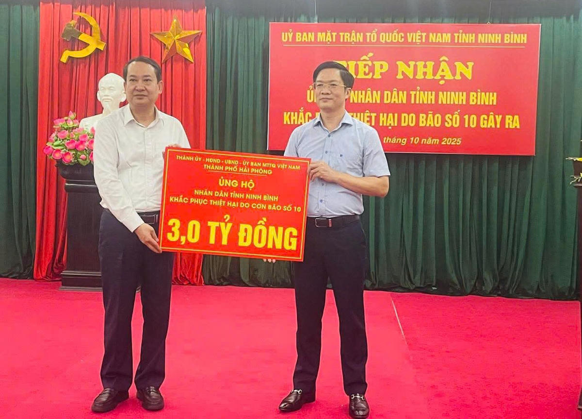Ông Phạm Văn Lập, Phó Bí thư Thành ủy, Chủ tịch Ủy ban MTTQ Việt Nam TP Hải Phòng trao kinh phí 3 tỷ đồng hỗ trợ nhân dân tỉnh Ninh Bình khắc phục thiệt hại sau bão. Ảnh: CTV