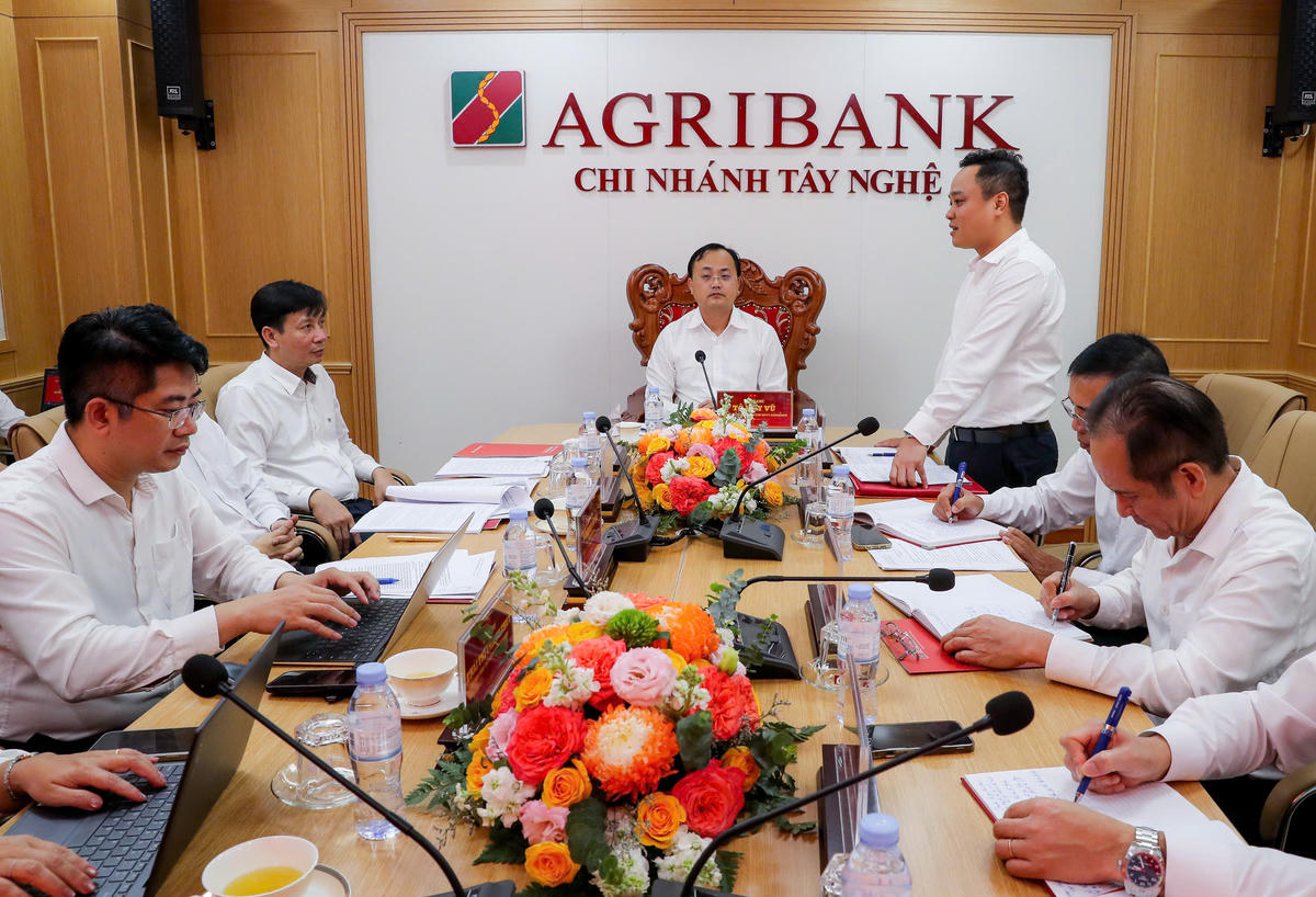 Ông Tô Huy Vũ - Bí thư Đảng ủy, Chủ tịch HĐTV Agribank cùng đoàn công tác Trụ sở chính làm việc tại Agribank Chi nhánh Tây Nghệ An.