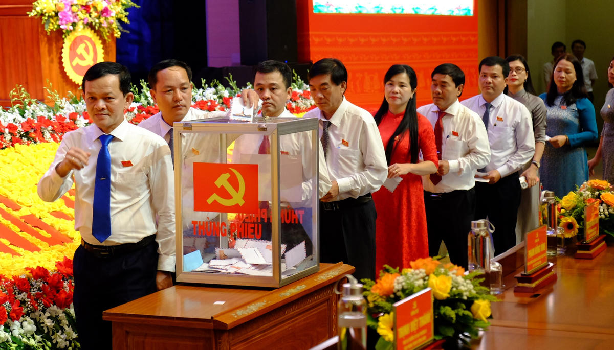 Các đại biểu tham dự Đại hội Đảng bộ tỉnh Gia Lai ủng hộ đồng bào bị thiệt hại do cơn bão số 10. Ảnh: Đình Sang.