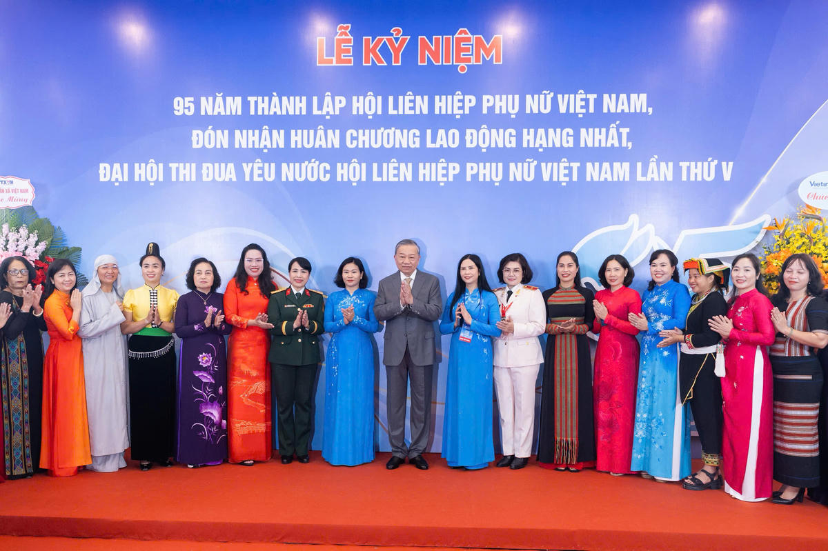 Tổng Bí thư Tô Lâm chụp ảnh lưu niệm cùng các đại biểu. Ảnh: Quang Vinh