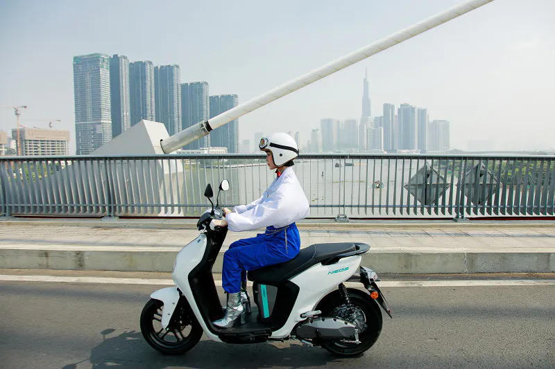 Người đi xe máy điện cần phải trang bị thêm nhiều kiến thức để đảm bảo an toàn.