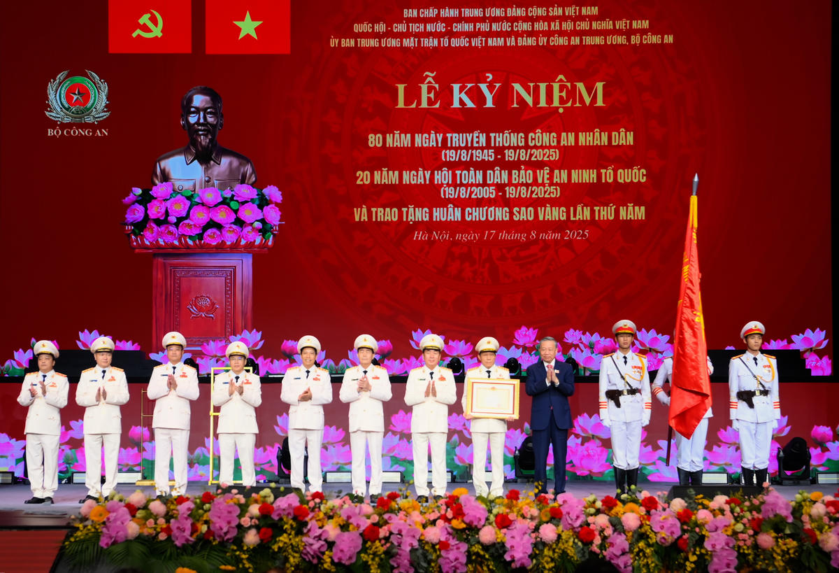 Tổng Bí thư Tô Lâm trao Huân chương Sao Vàng lần thứ năm tặng lực lượng Công an nhân dân Việt Nam.