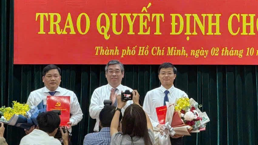 Quang cảnh Lễ trao quyết định công tác cán bộ (ông Vũ Hồng Thuấn, ngoài cùng bên phải). Ảnh: T.L