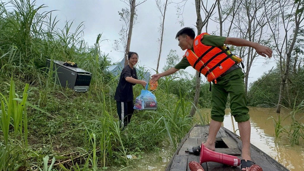 Trong điều kiện di chuyển khó khăn do nhiều tuyến đường bị chia cắt, cán bộ, chiến sĩ Công an xã không quản ngại gian khổ, dùng xuồng nhỏ, xe tải chuyên dụng đưa hàng hóa, nhu yếu phẩm đến tận tay bà con. Ảnh: CACC