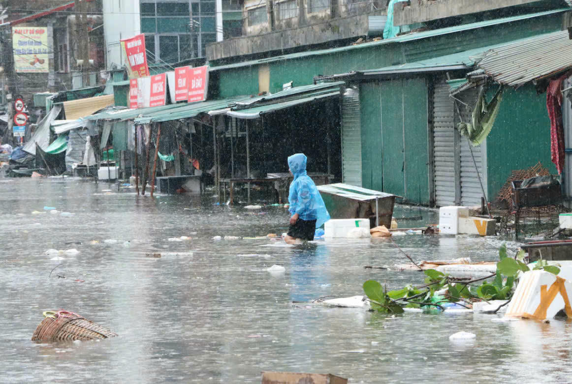 Sau bão số 10, nhiều nơi ở Nghệ An vẫn ngập sâu trong nước. Ảnh: Quốc Thanh.