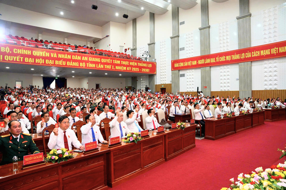 Đại biểu biểu quyết thông qua chương trình làm việc của Đại hội đại biểu Đảng bộ tỉnh An Giang lần thứ I, nhiệm kỳ 2025 - 2030. (ảnh: BTC)