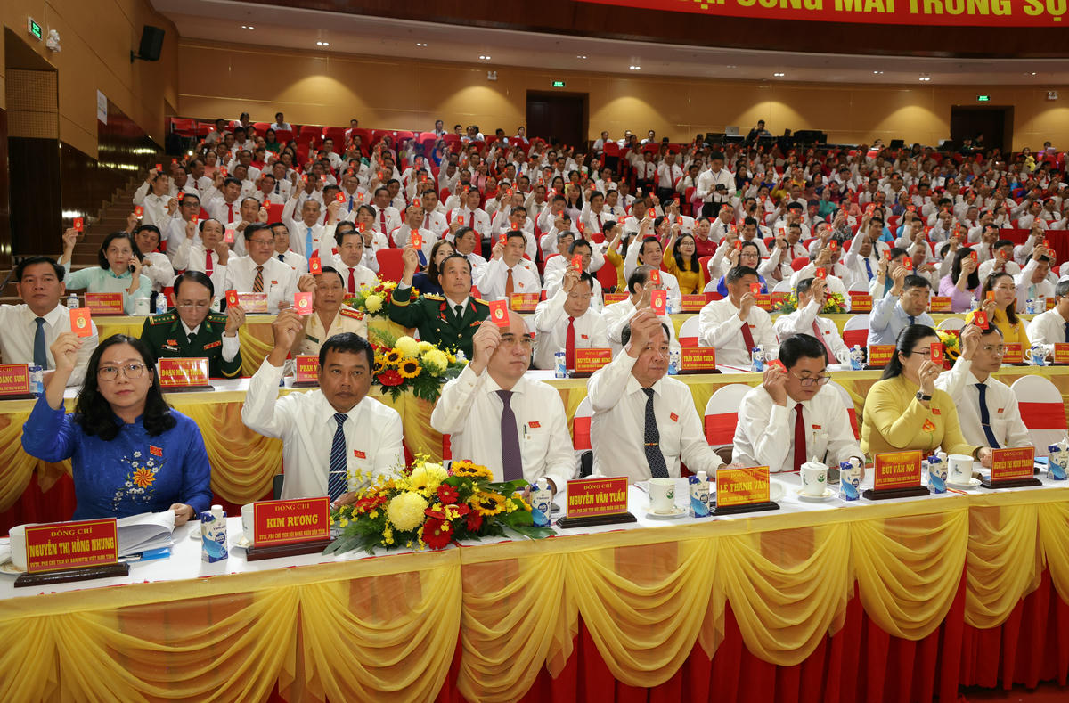 Các Đại biểu, biểu quyết. Ảnh Trung Kiên. 