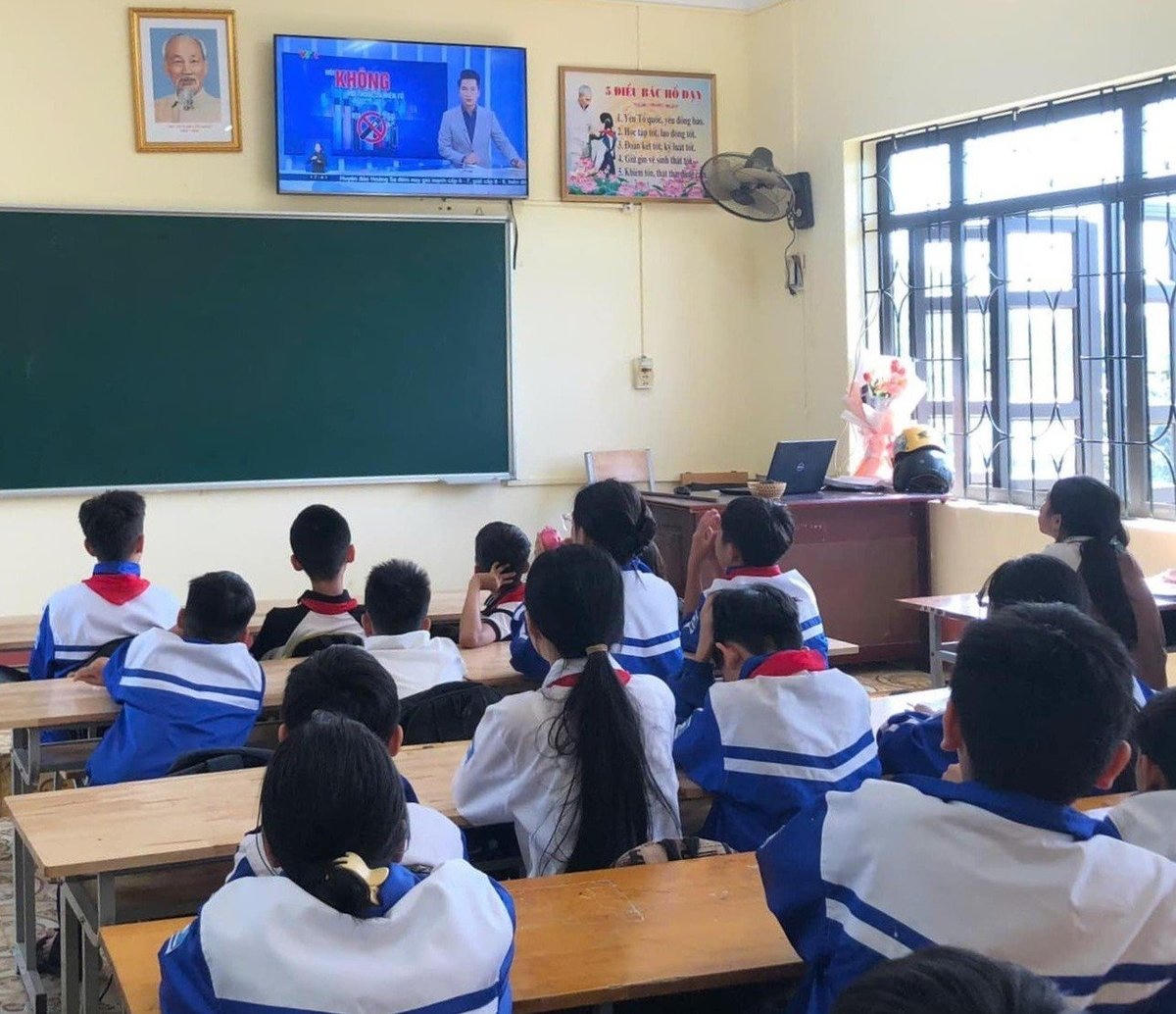 Học sinh Trường THCS Thị trấn Đu (xã Phú Lương, tỉnh Thái Nguyên) xem video chuyên đề về phòng, chống tác hại thuốc lá. Ảnh: Quang Linh.