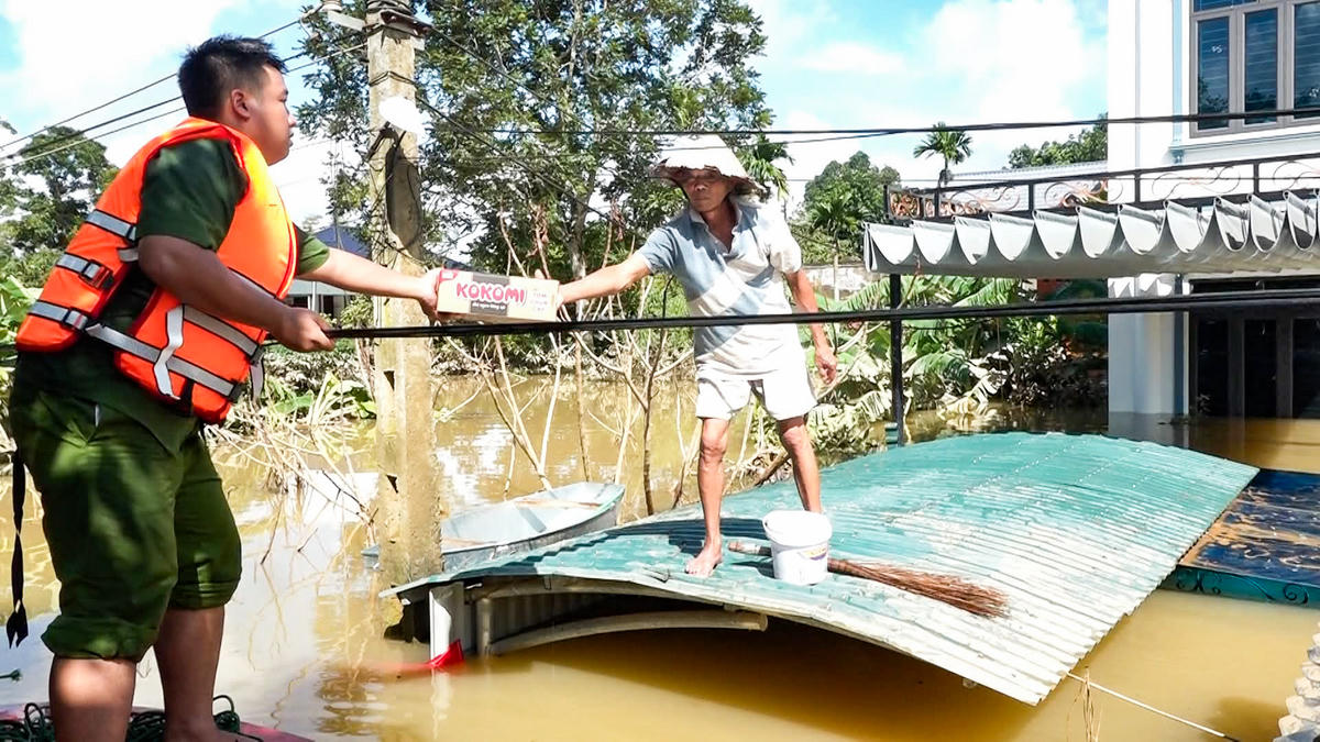 Người dân thôn Tiến Thành nhận các suất hỗ trợ từ chính quyền xã Kim Tân, tỉnh Thanh Hóa.  Ảnh: Đình Minh