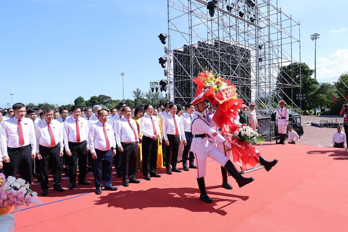 Các lãnh đạo tỉnh Gia Lai tham dự lễ dâng
hoa trước Tượng đài Nguyễn Sinh Sắc-Nguyễn Tất Thành. Ảnh: Đình Sang.

 

 