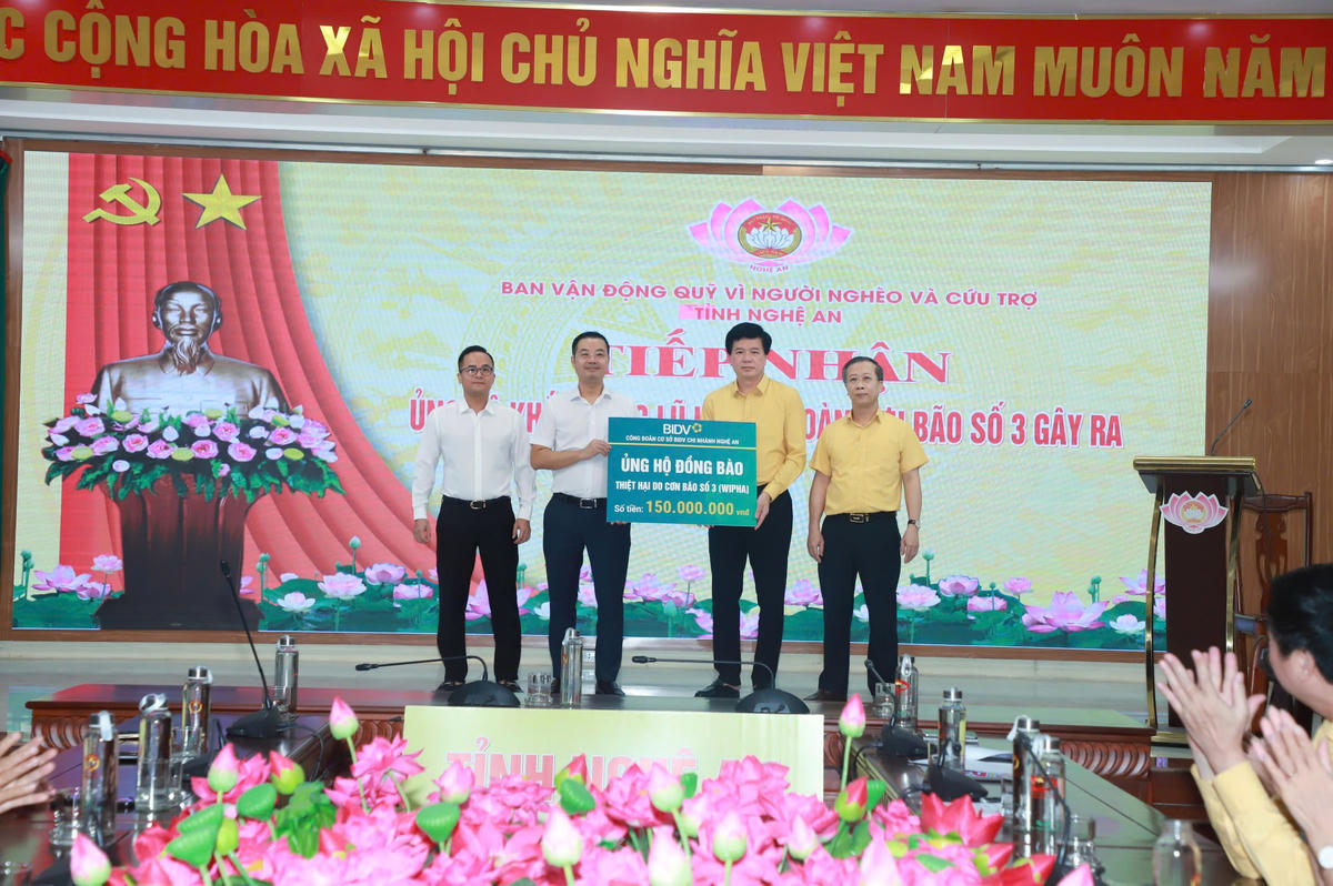 Ông Nguyễn Đình Hùng - Ủy viên Ban Chấp hành Đảng bộ tỉnh, Phó Chủ tịch Thường trực Ủy ban MTTQ tỉnh Nghệ An tiếp nhận ủng hộ của các tổ chức, doanh nghiệp, cá nhân hỗ trợ người dân Nghệ An bị ảnh hưởng thiên tai, bão lũ. Ảnh: ĐB
