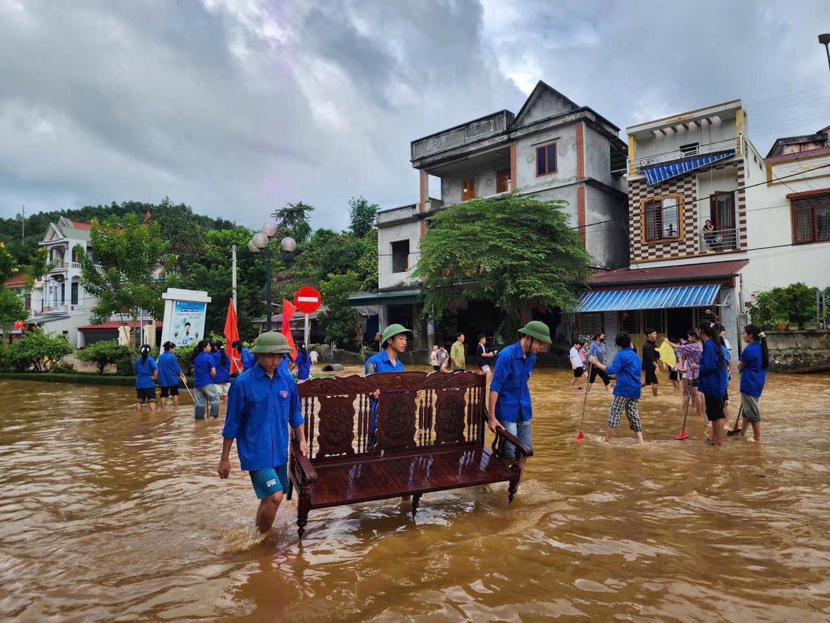 MTTQ Việt Nam tỉnh Tuyên Quang và các tổ chức chính trị - xã hội khắc phục hậu quả bão số 10. Ảnh: MTTQ.