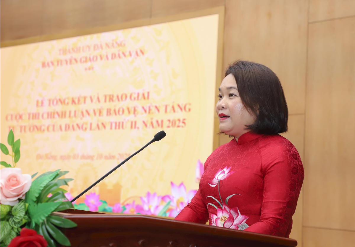 Trưởng ban Tuyên giáo và Dân vận Thành ủy Huỳnh Thị Thùy Dung phát biểu tại buổi trao giải. Ảnh: Nguyễn Tú.